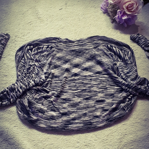 🥂 2/$15 Cute short sweater - Picture 4 of 8